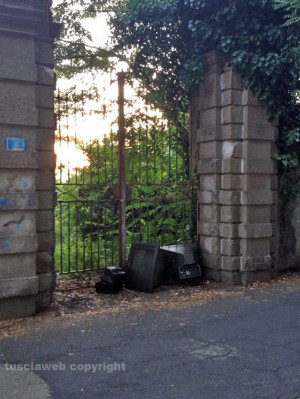 Televisori abbandonati in via di Pratogiardino