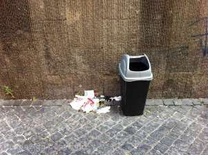 I rifiuti abbandonati per strada davanti all'ex Metropolitan
