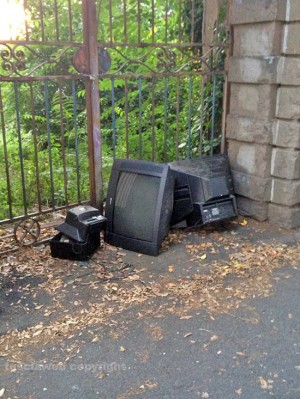 Televisori abbandonati in via di Pratogiardino