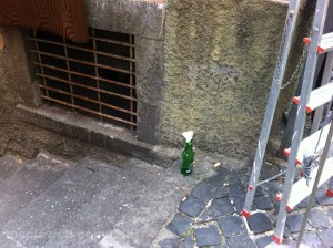 I rifiuti abbandonati per strada davanti all'ex Metropolitan