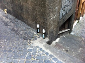 I rifiuti abbandonati per strada davanti all'ex Metropolitan
