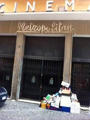 I rifiuti abbandonati per strada davanti all'ex Metropolitan