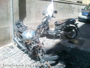 Viterbo - La moto e scooter andati a fuoco