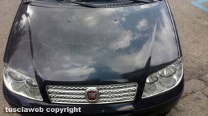 Una delle macchine danneggiate a piazza Dante