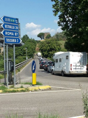 La rotatoria all'ingresso di Tuscania