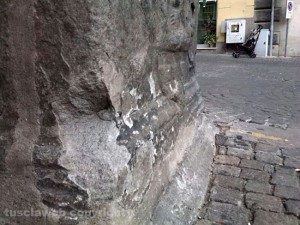 La base della colonna danneggiata