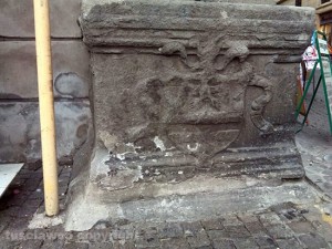 La base della colonna che sorregge il leone danneggiata