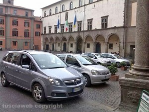 Le auto che imperversano a piazza del Comune