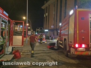 Vigili del fuoco in azione per domare un incendio