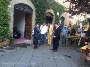 Gianfranco Fini a piazza del Gesù con Filippo Rossi e Giacomo Barelli