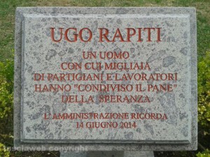La targa ad Ugo Rapiti nel cimitero di Vallerano