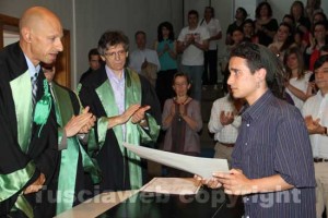 Il fratello di Selenia riceve l'attestato di laurea