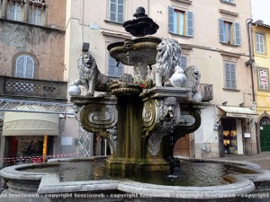 La fontana a piazza delle Erbe pulita