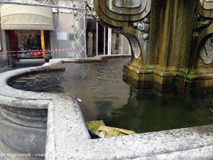 La fontana a piazza delle Erbe pulita