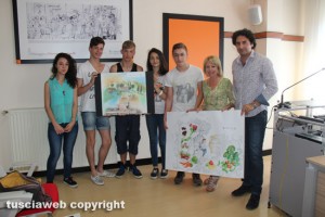 Gli alunni dell'Orioli con alcuni dei disegni vincenti
