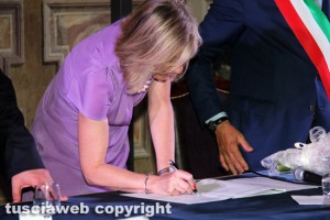 La ministra dell'Istruzione Stefania Giannini  firma il protocollo d'intesa