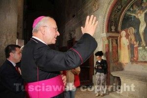 La benedizione del vescovo Lino Fumagalli