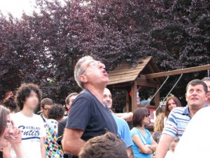 Il Torneo di sputo del nocciolo di ciliegia