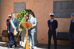 Il consigliere Leoncelli con il vice sindaco Bacciardi al busto di Domenico Emanuelli