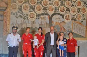 Il sindaco Mazzola con i volontari della Cri di Tarquinia 