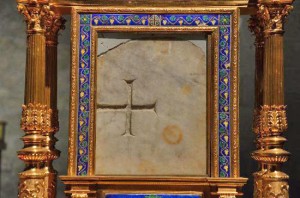 Sacra pietra - Il marmo macchiato di sangue durante il miracolo eucaristico