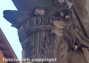 Leone di piazza del comune a rischio crollo
