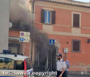 Canino - In fiamme l'archivio della Unicredit