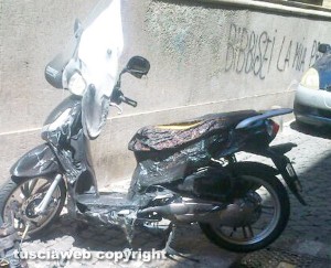 Viterbo Lo scooter incendiato