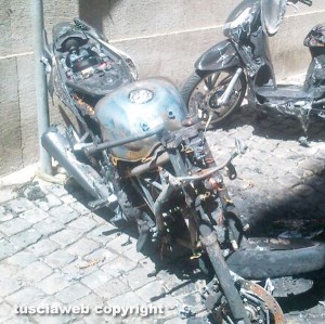 Viterbo - La moto incendiata