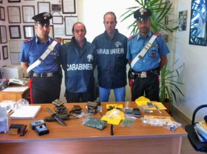 La droga e il materiale sequestrato dai carabinieri