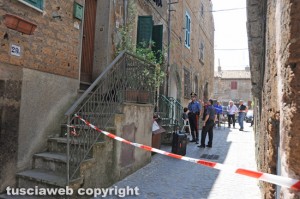 I carabinieri fuori dalla casa di Adriano Fortuna