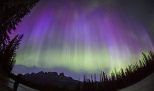 L'aurora boreale sopra i cieli di Canada e Stati Uniti