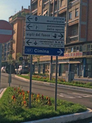 Il cartello indicatore a via Genova 