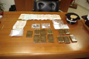 Il materiale sequestrato dai carabinieri 