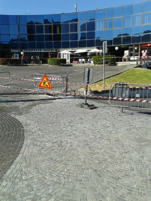 Piazzale Africa chiusa al traffico