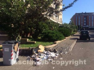 I cassonetti in via Saragat