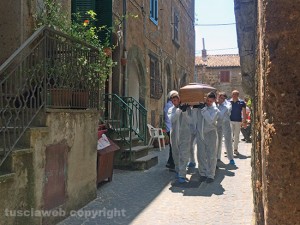 Le salme dei cugini Fortuna portate via dalla casa di Barbarano Romano