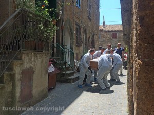 Le salme dei cugini Fortuna portate via dalla casa di Barbarano Romano