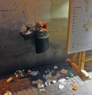 I rifiuti per le vie della città