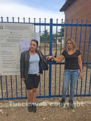La protesta davanti all'area di costruzione dell'antenna