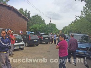 La protesta davanti all'area di costruzione dell'antenna