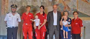 Il sindaco Mazzola con i volontari della Cri di Tarquinia