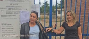 La protesta davanti all'area di costruzione dell'antenna
