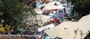 La discarica a cielo aperto di Castel d'Asso