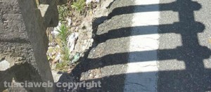 La strada che costeggia la ferrovia