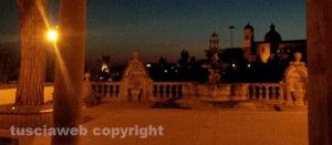 Il giardino di palazzo dei Priori al tramonto