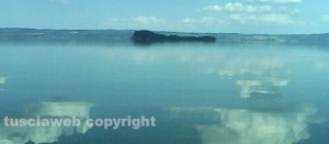 Nuvole riflesse sul lago di Bolsena