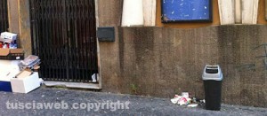 I rifiuti abbandonati per strada davanti all'ex Metropolitan