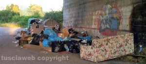 La discarica a cielo aperto in strada Castiglione