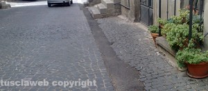 Il selciato rattoppato con l'asfalto a Pianoscarano